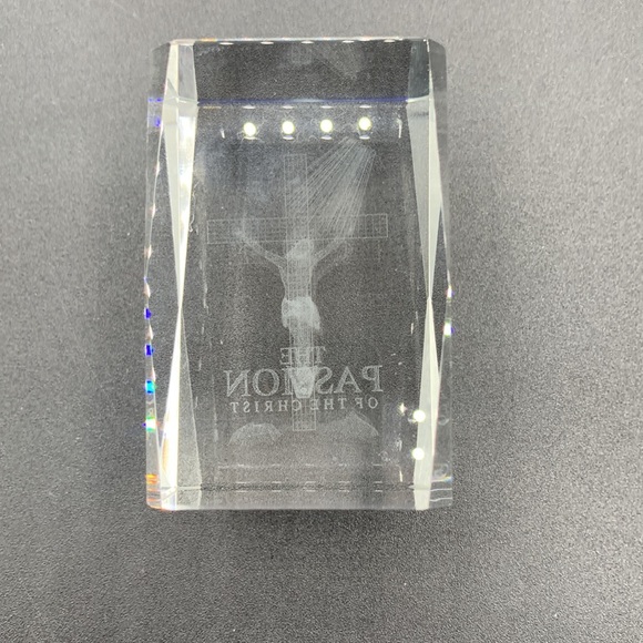Clear Crystal Laser Cut 3D The Passion of the Christ Block Paperweight - Picture 4 of 6